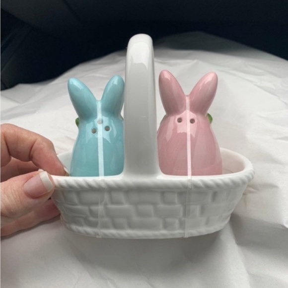 POTTER'S STUDIO "EASTER BASKET PINK & BLUE BUNNIES” Salt and Pepper Set NEW - Picture 2 of 4